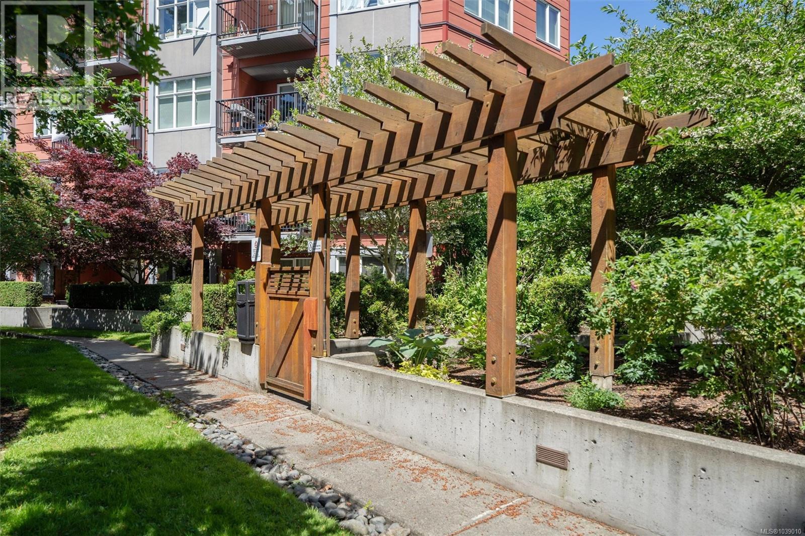 304 4040 Borden Street, Saanich