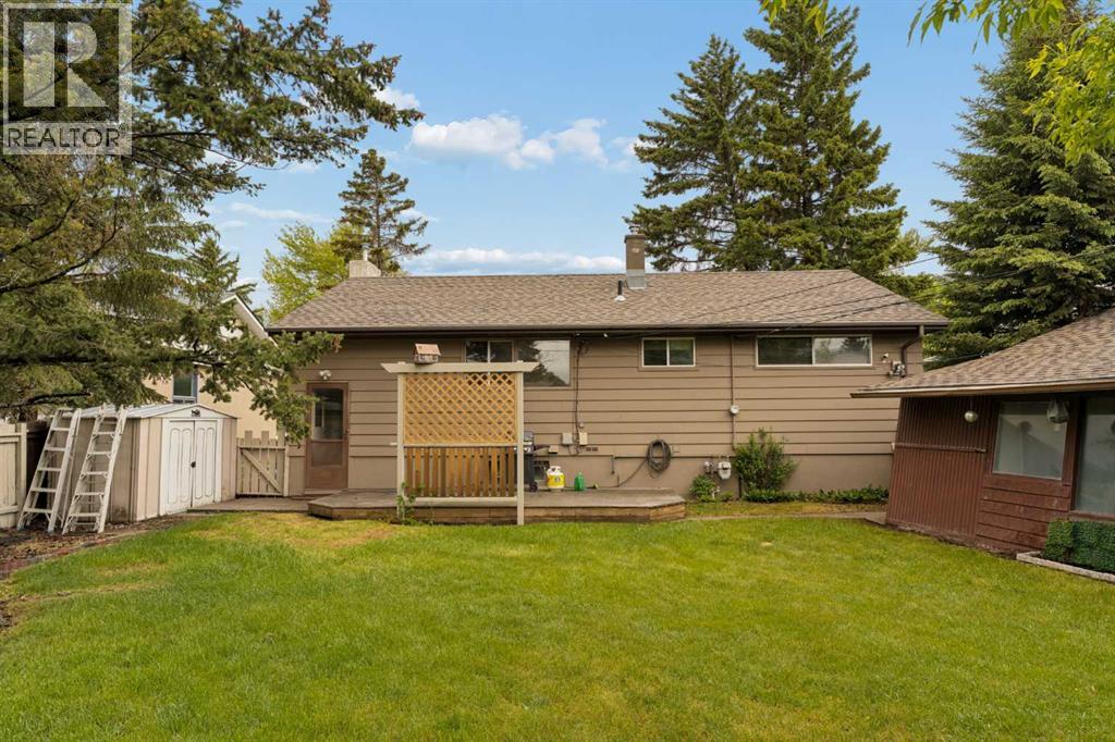 32 Gladeview Crescent SW - 34