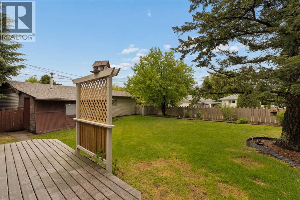 32 Gladeview Crescent SW - 36