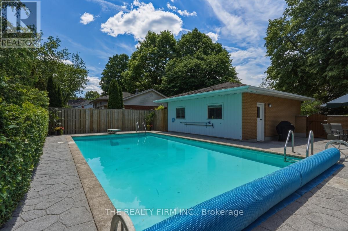 52 MAXWELL CRESCENT - 38