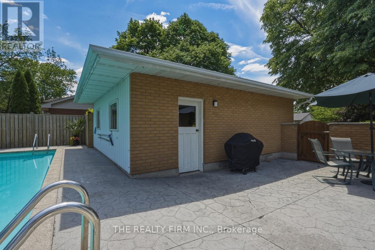 52 MAXWELL CRESCENT - 42