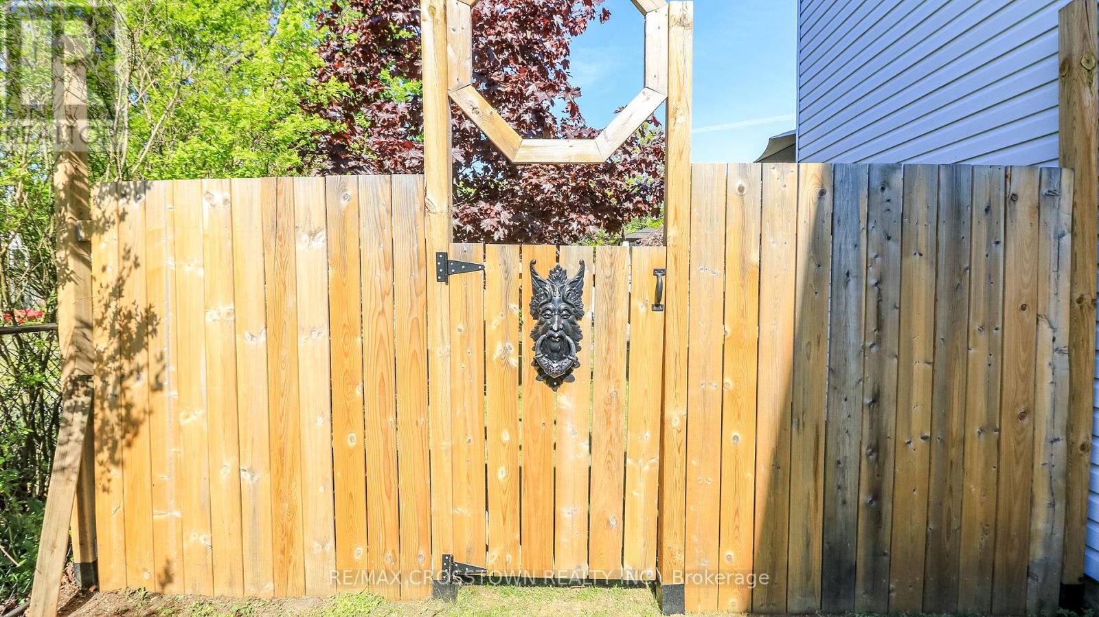 67 DONALD CRESCENT - 28