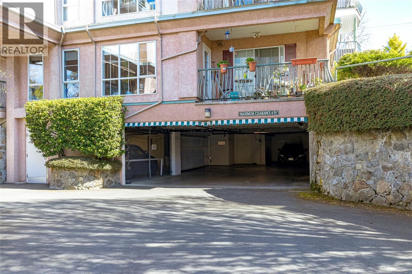 101 3133 Tillicum Rd, Saanich