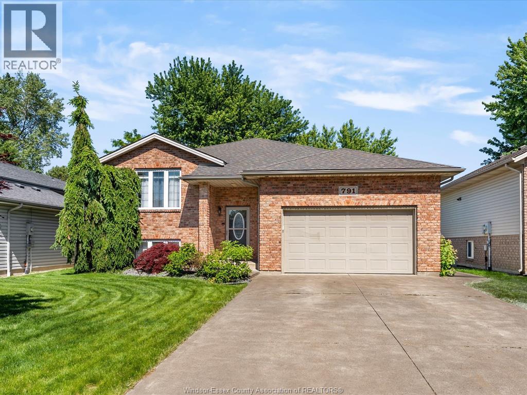791 HELENA CRESCENT - 1