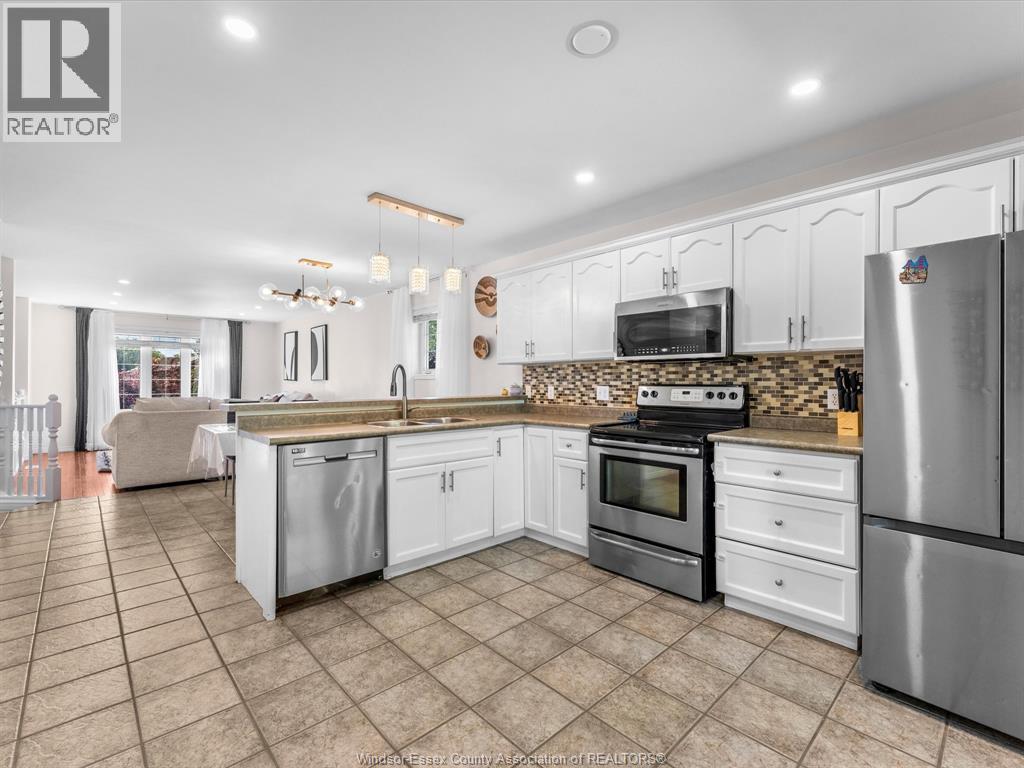 791 HELENA CRESCENT - 10