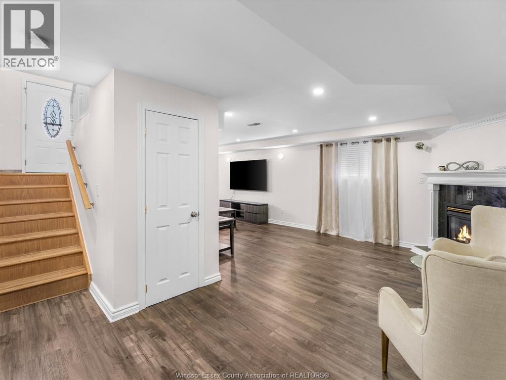 791 HELENA CRESCENT - 19