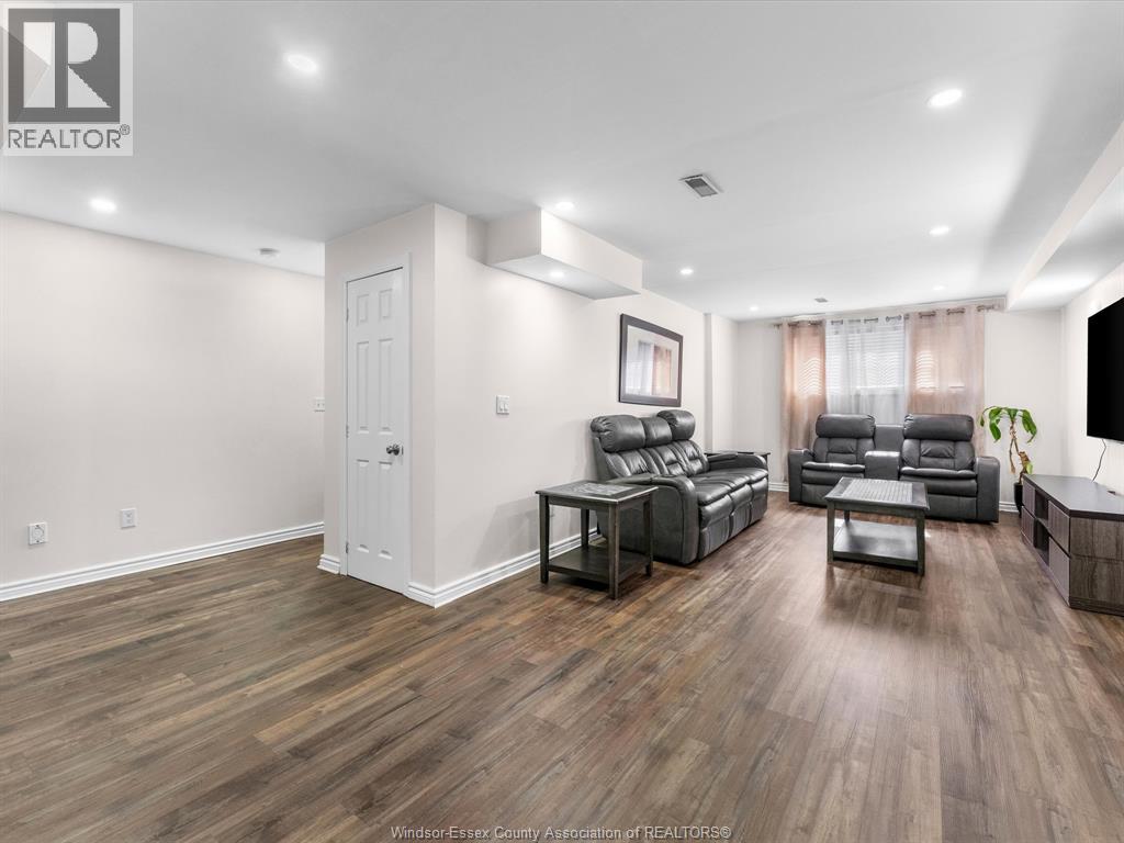 791 HELENA CRESCENT - 22