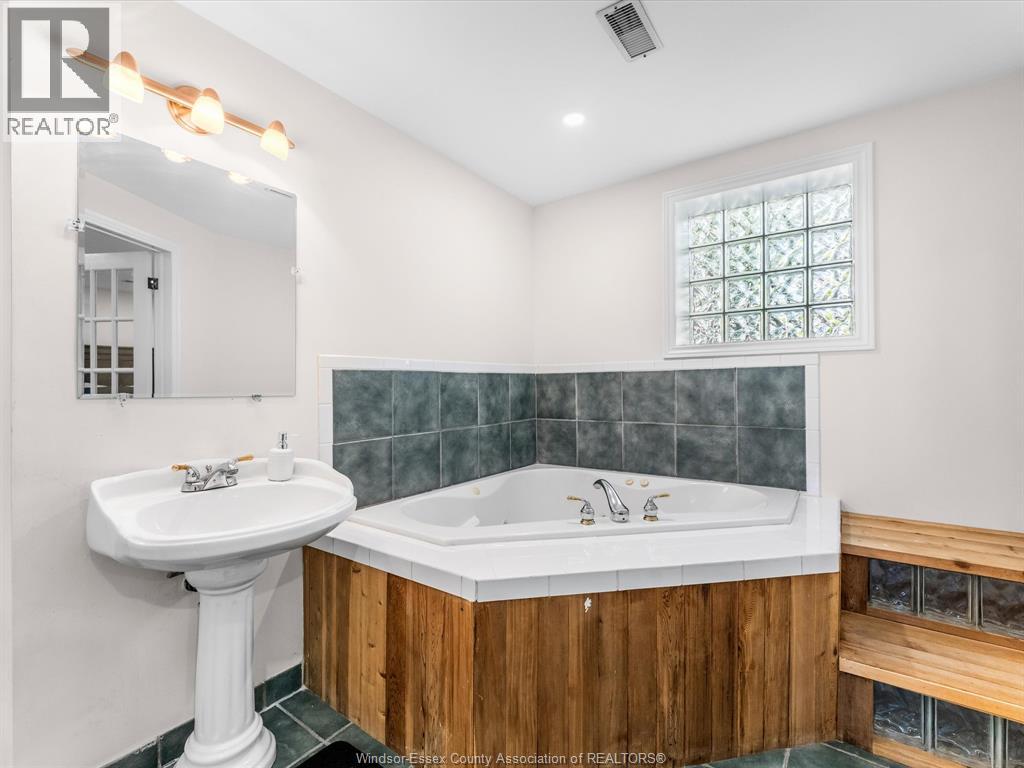 791 HELENA CRESCENT - 28