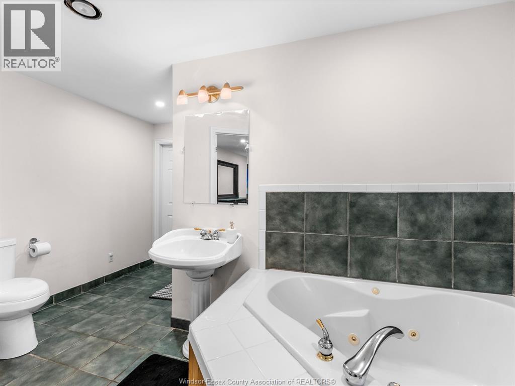 791 HELENA CRESCENT - 29