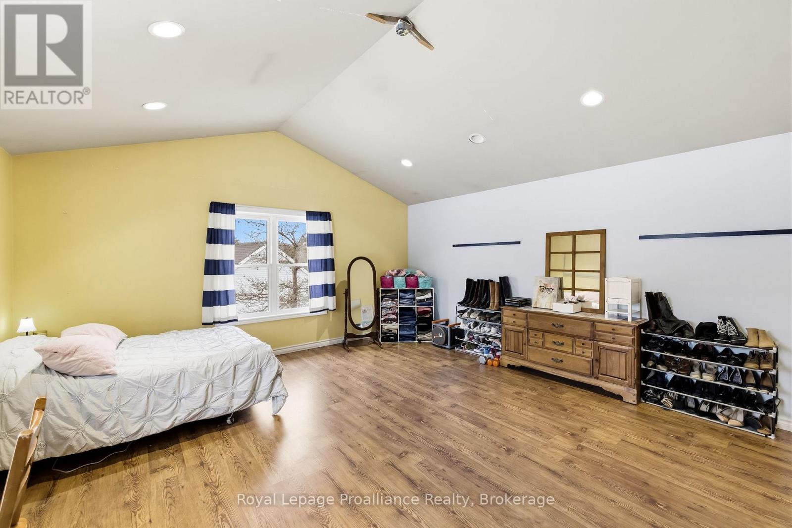 3937 LAROSE CRESCENT - 38