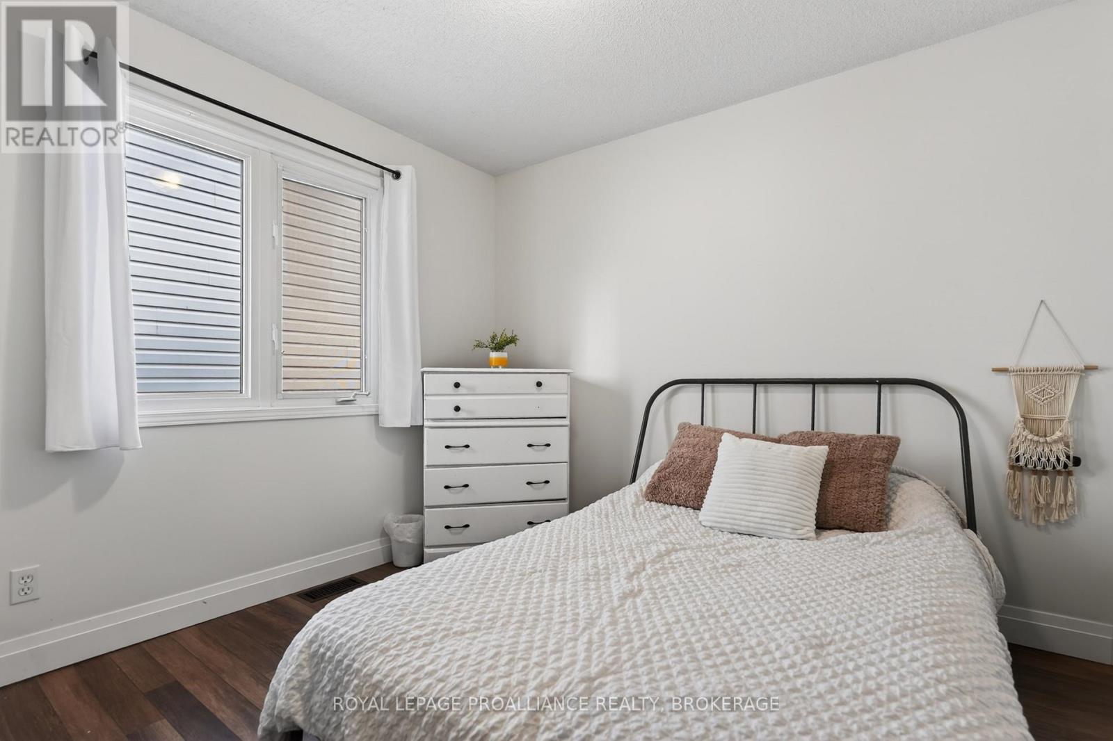 459 MAUREEN STREET - 24