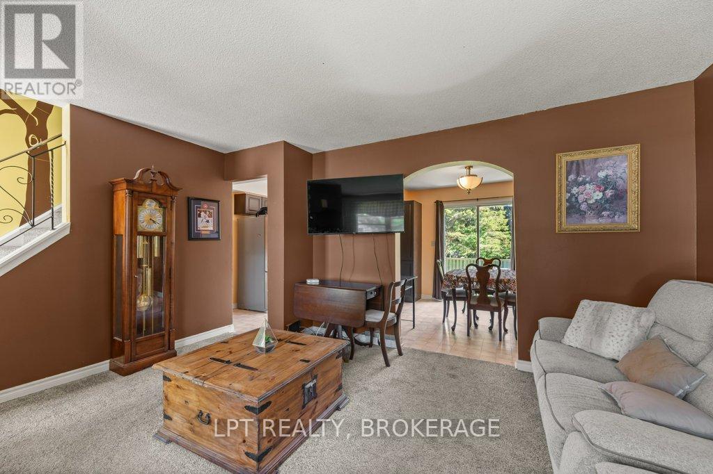 994 UXBRIDGE CRESCENT - 4