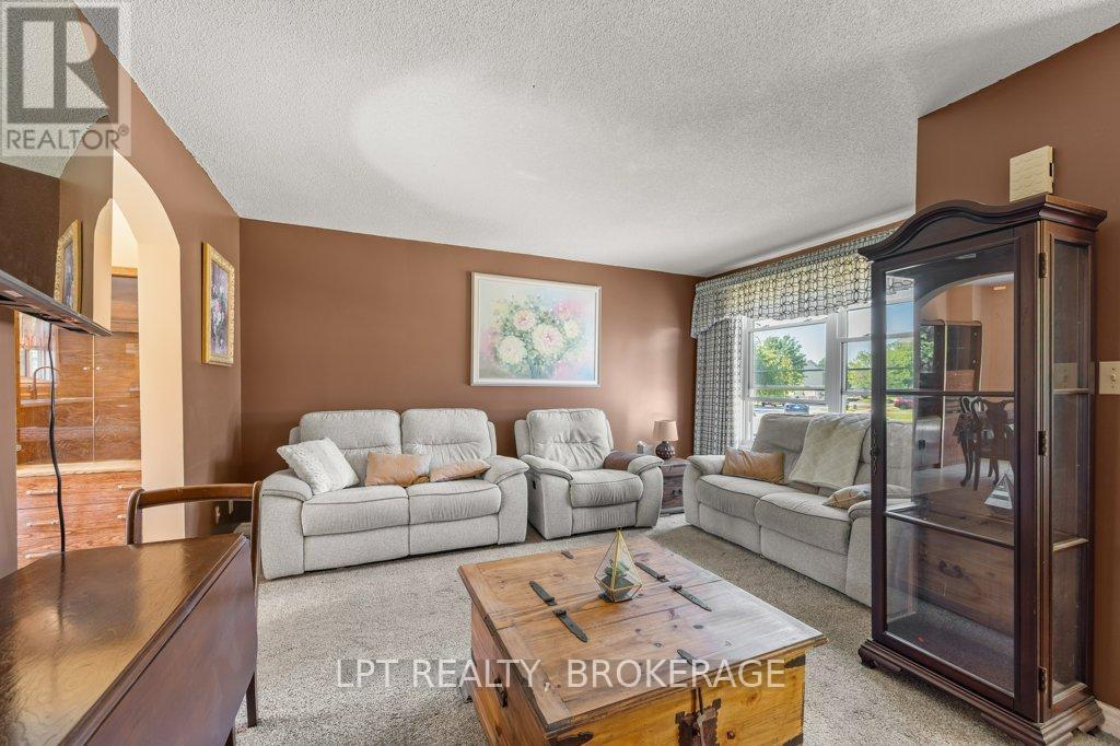 994 UXBRIDGE CRESCENT - 5