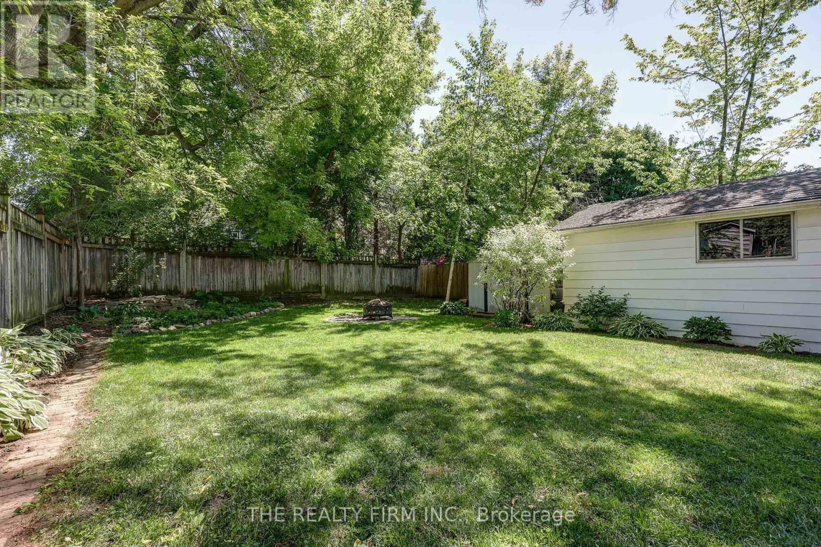 697 VICTORIA STREET - 33
