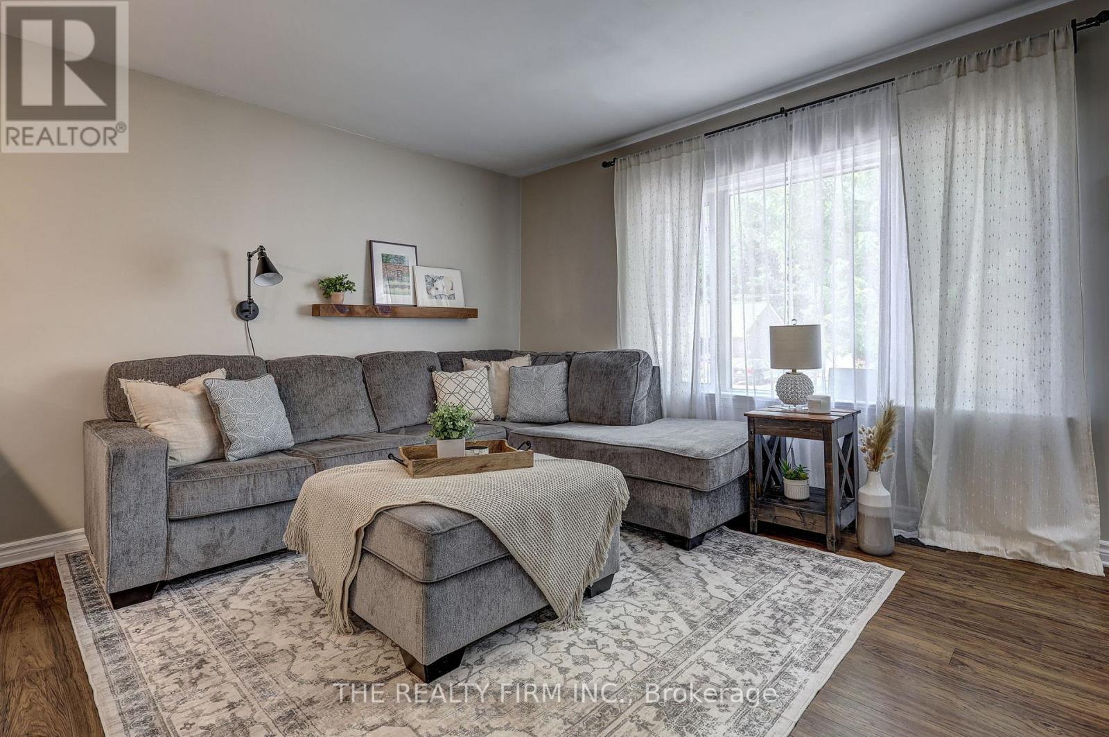 697 VICTORIA STREET - 8