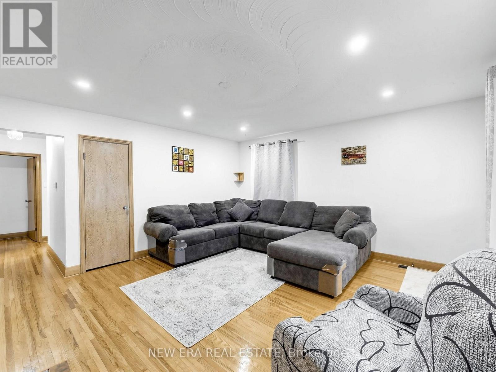48 CHRISTOPHER DRIVE - 10