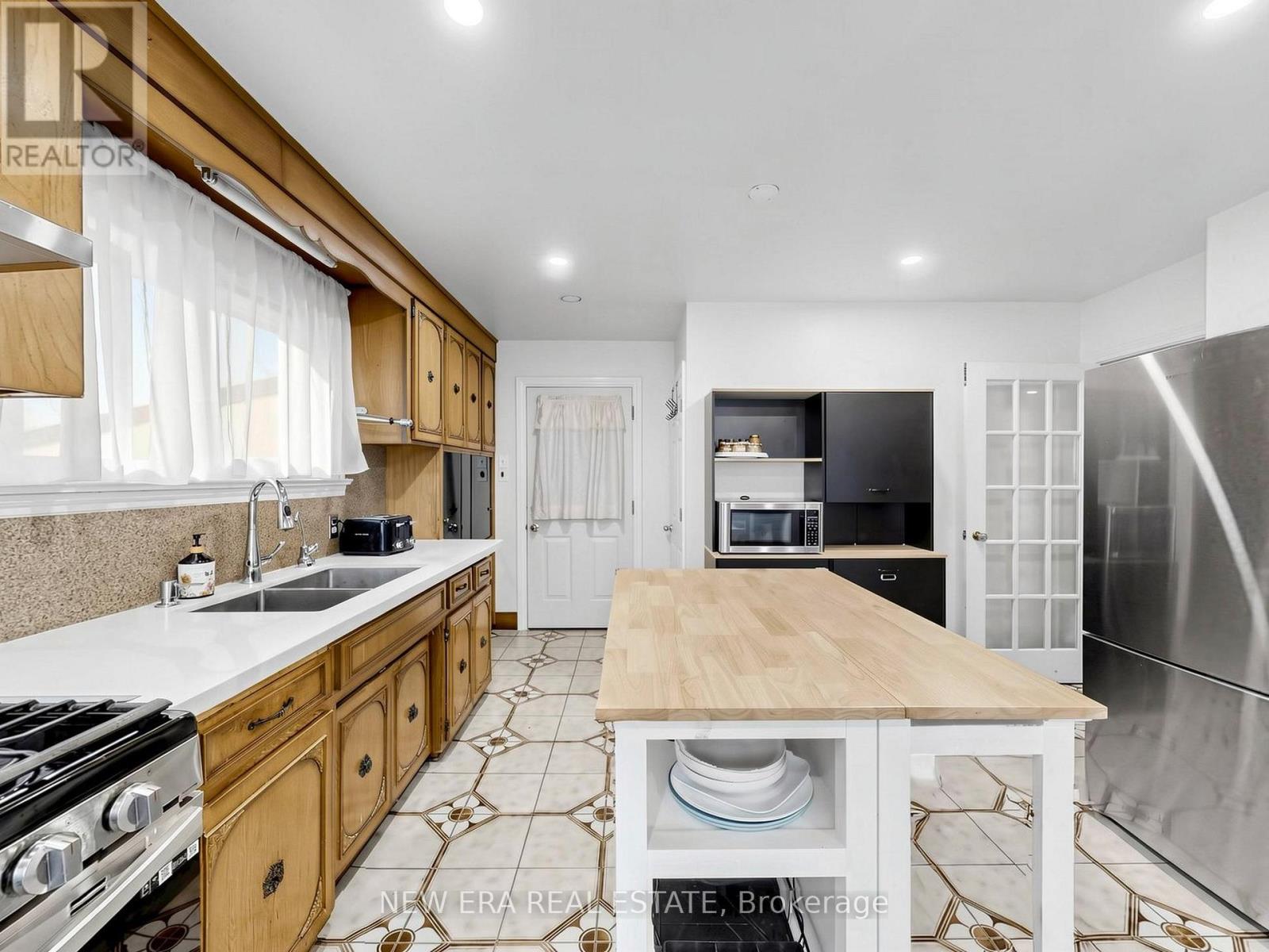 48 CHRISTOPHER DRIVE - 16