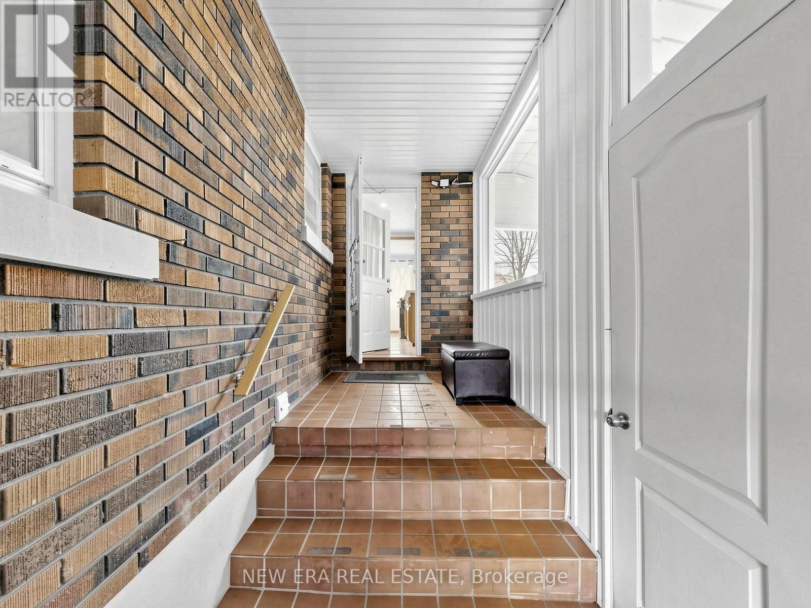 48 CHRISTOPHER DRIVE - 20