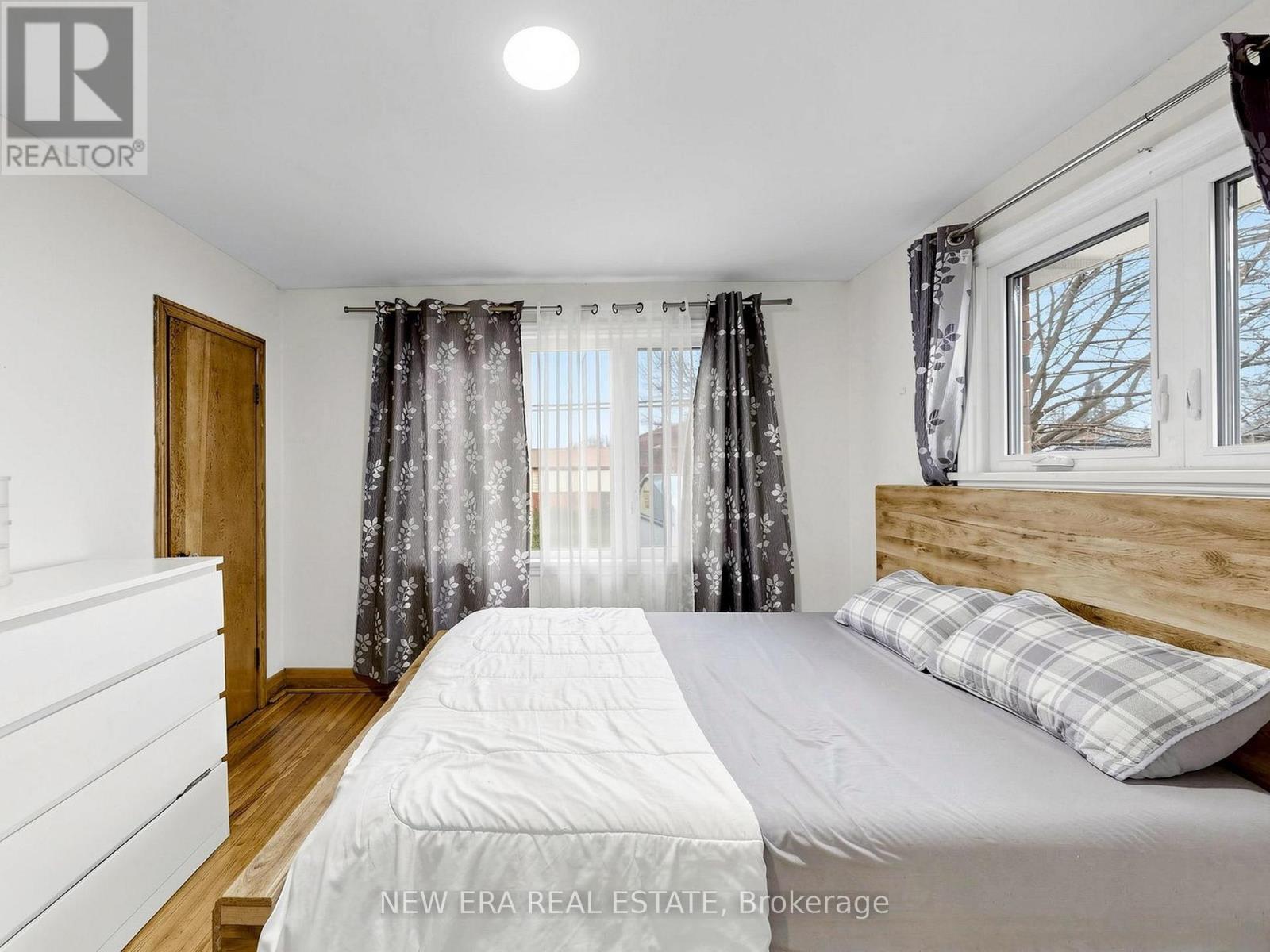 48 CHRISTOPHER DRIVE - 23