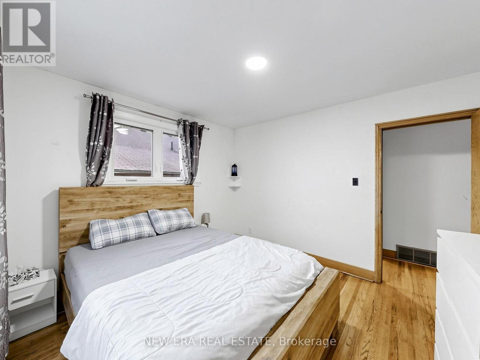 48 CHRISTOPHER DRIVE - 25