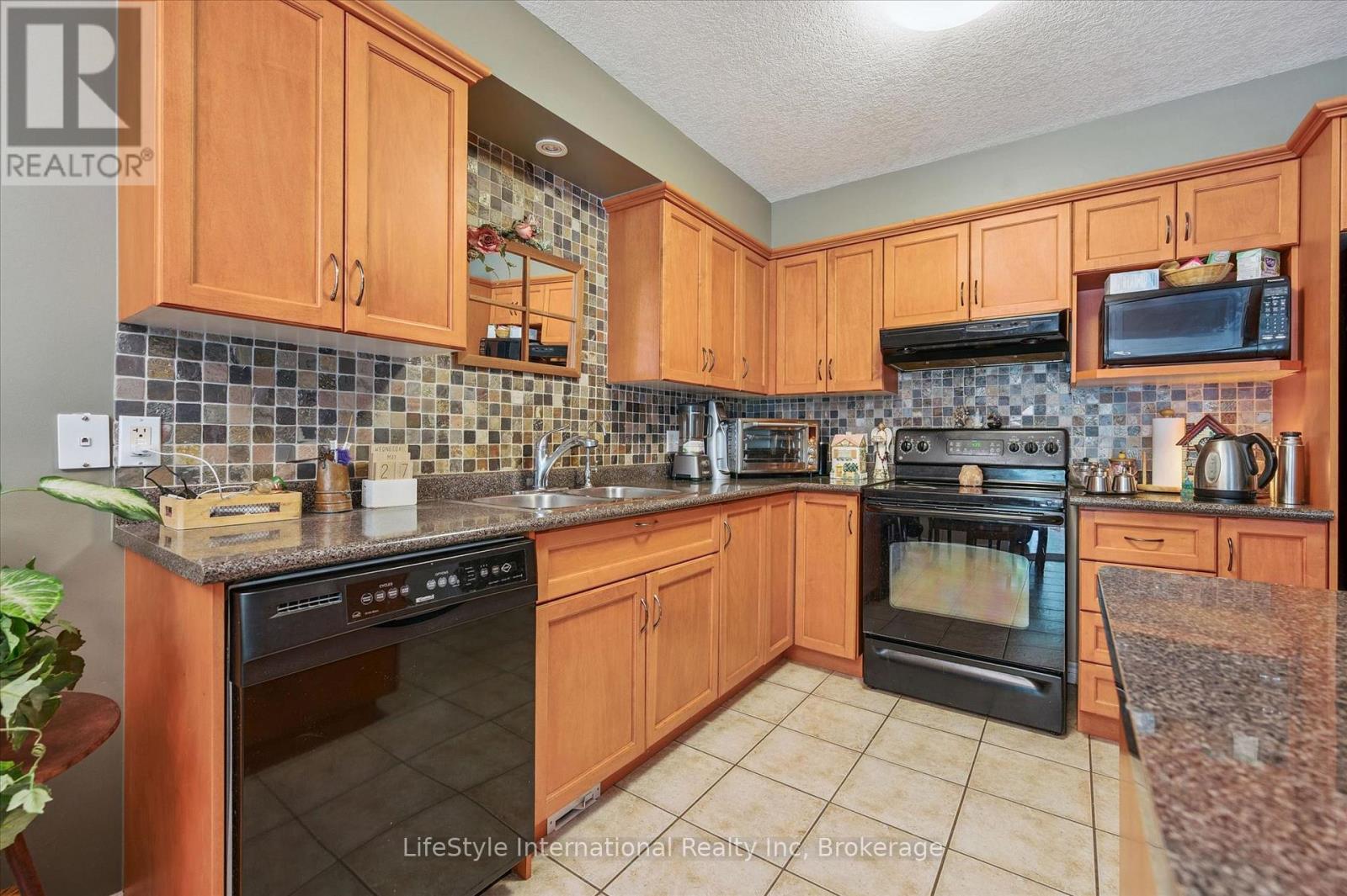 47 HASLER CRESCENT - 11
