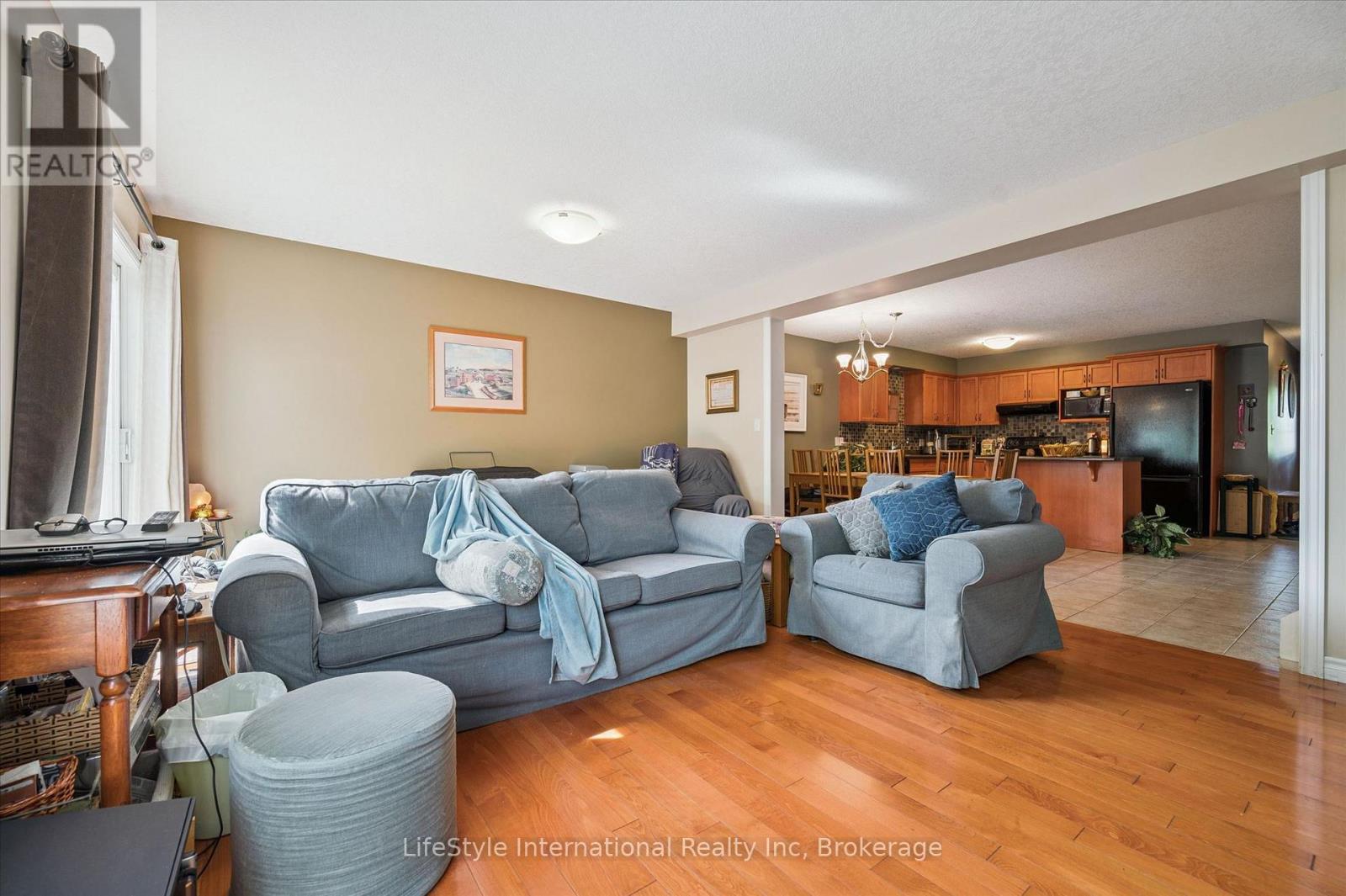 47 HASLER CRESCENT - 18