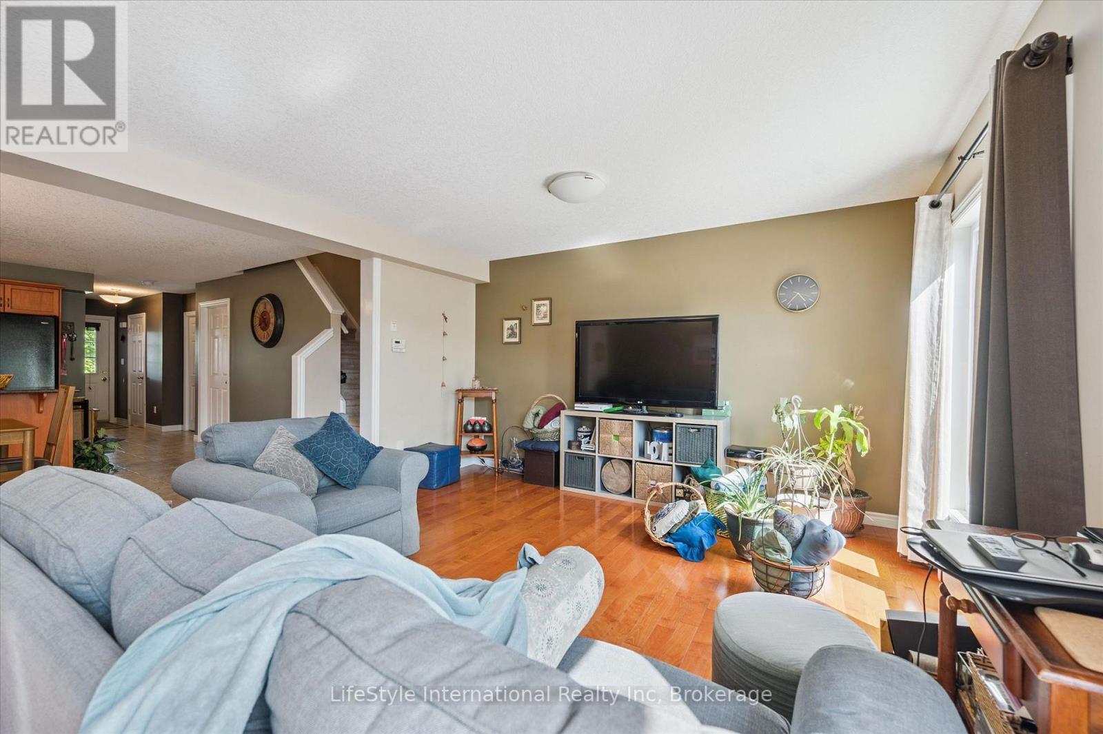 47 HASLER CRESCENT - 22