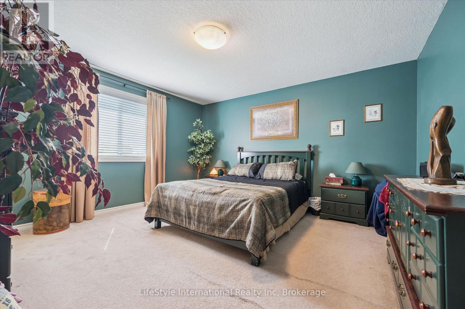 47 HASLER CRESCENT - 32