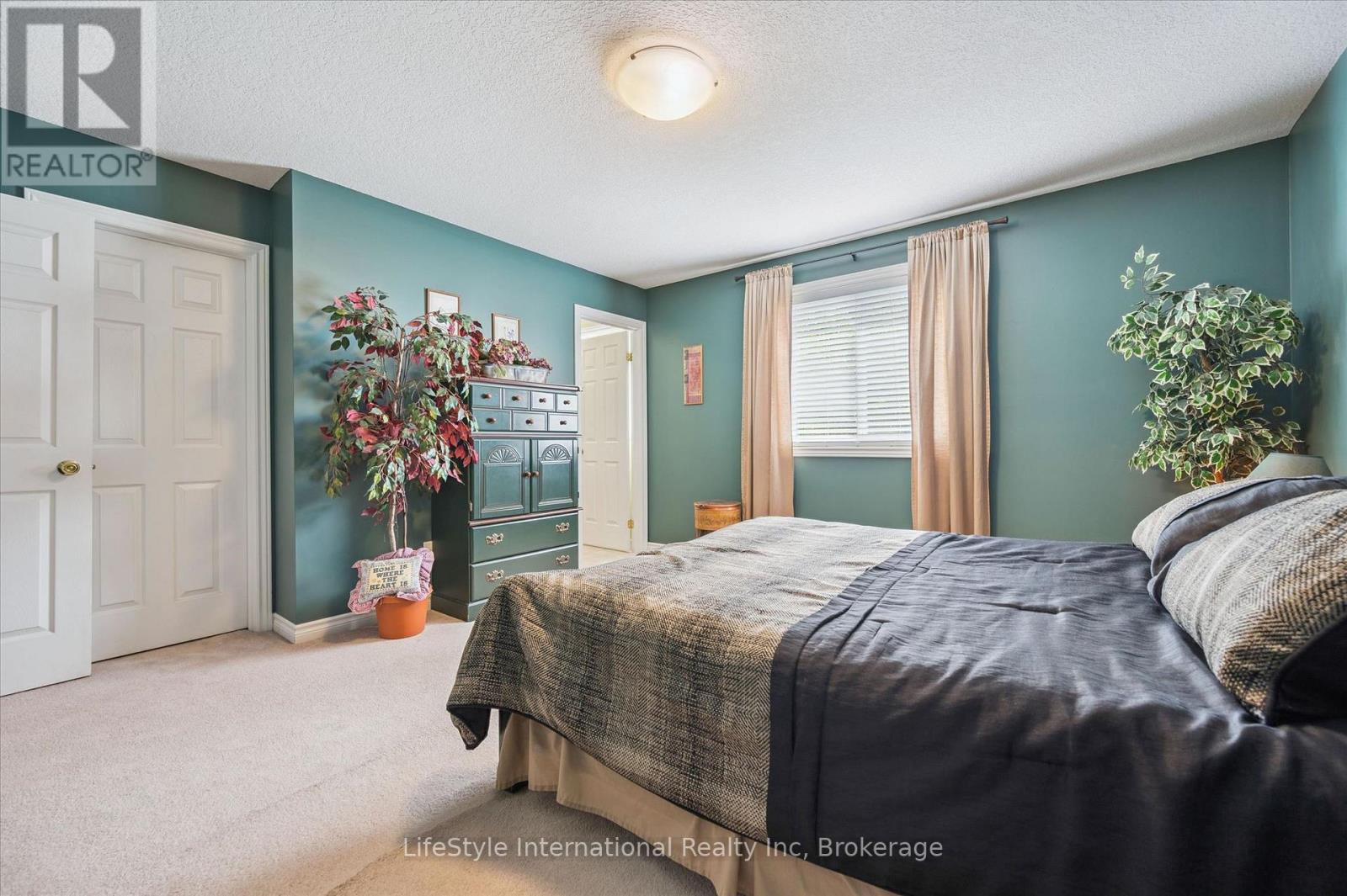 47 HASLER CRESCENT - 34