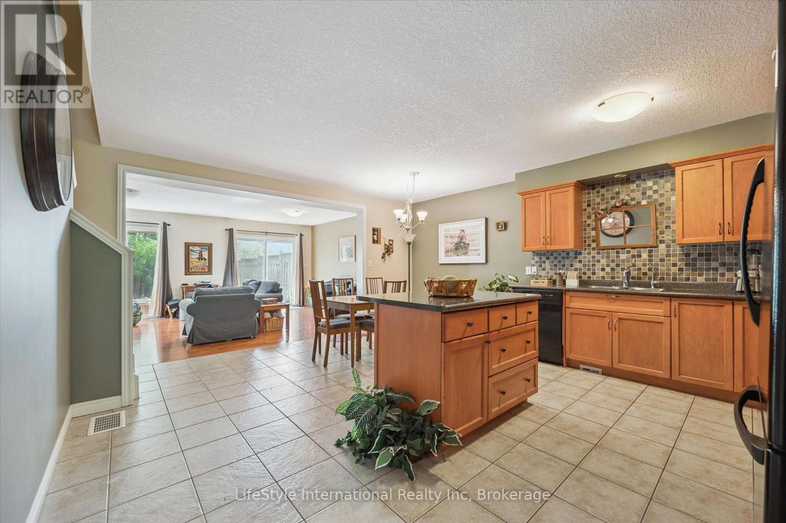 47 HASLER CRESCENT - 9