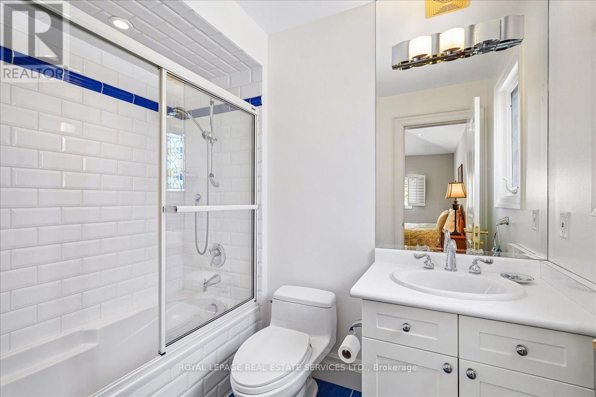 1726 THE PINES - 29