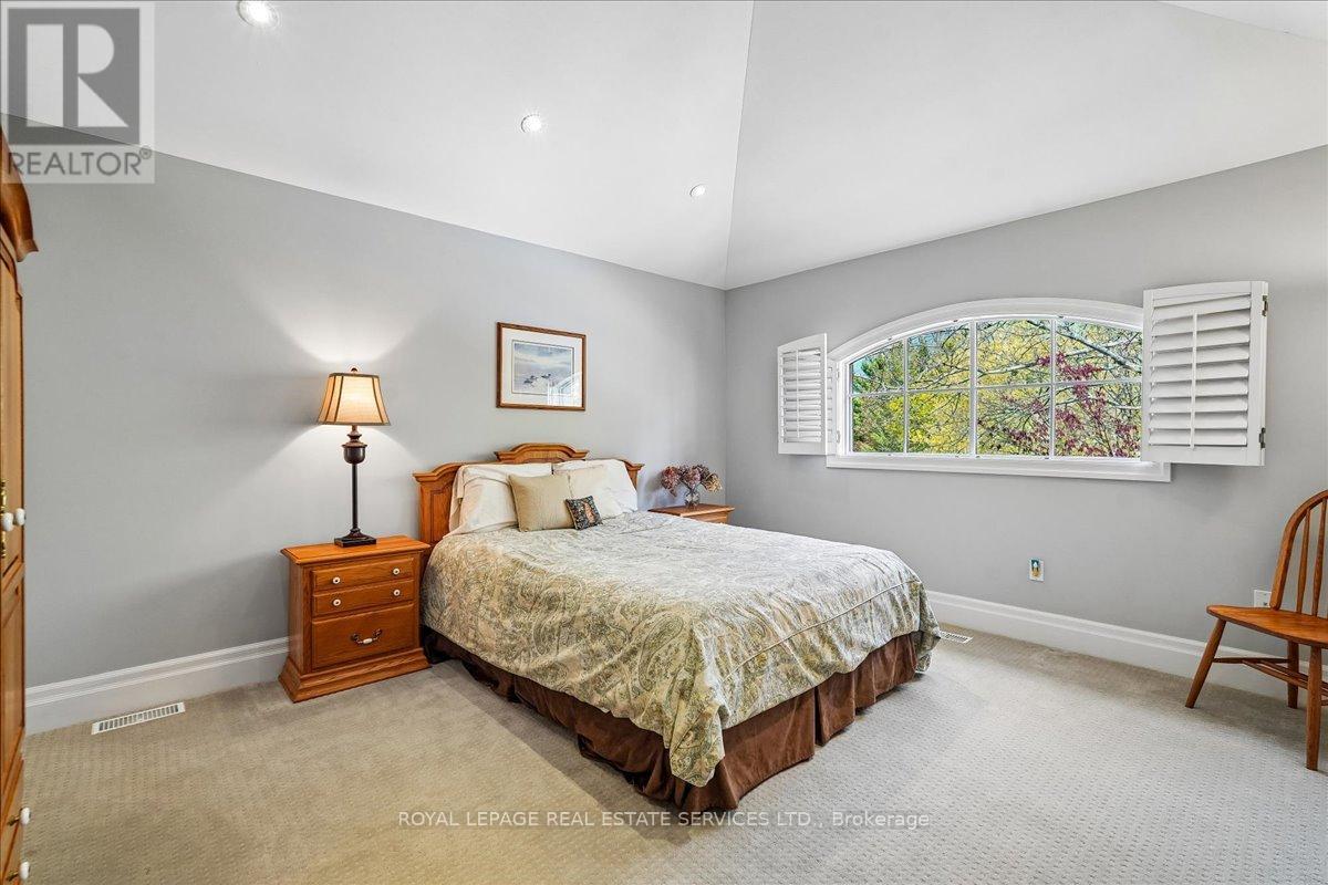 1726 THE PINES - 28