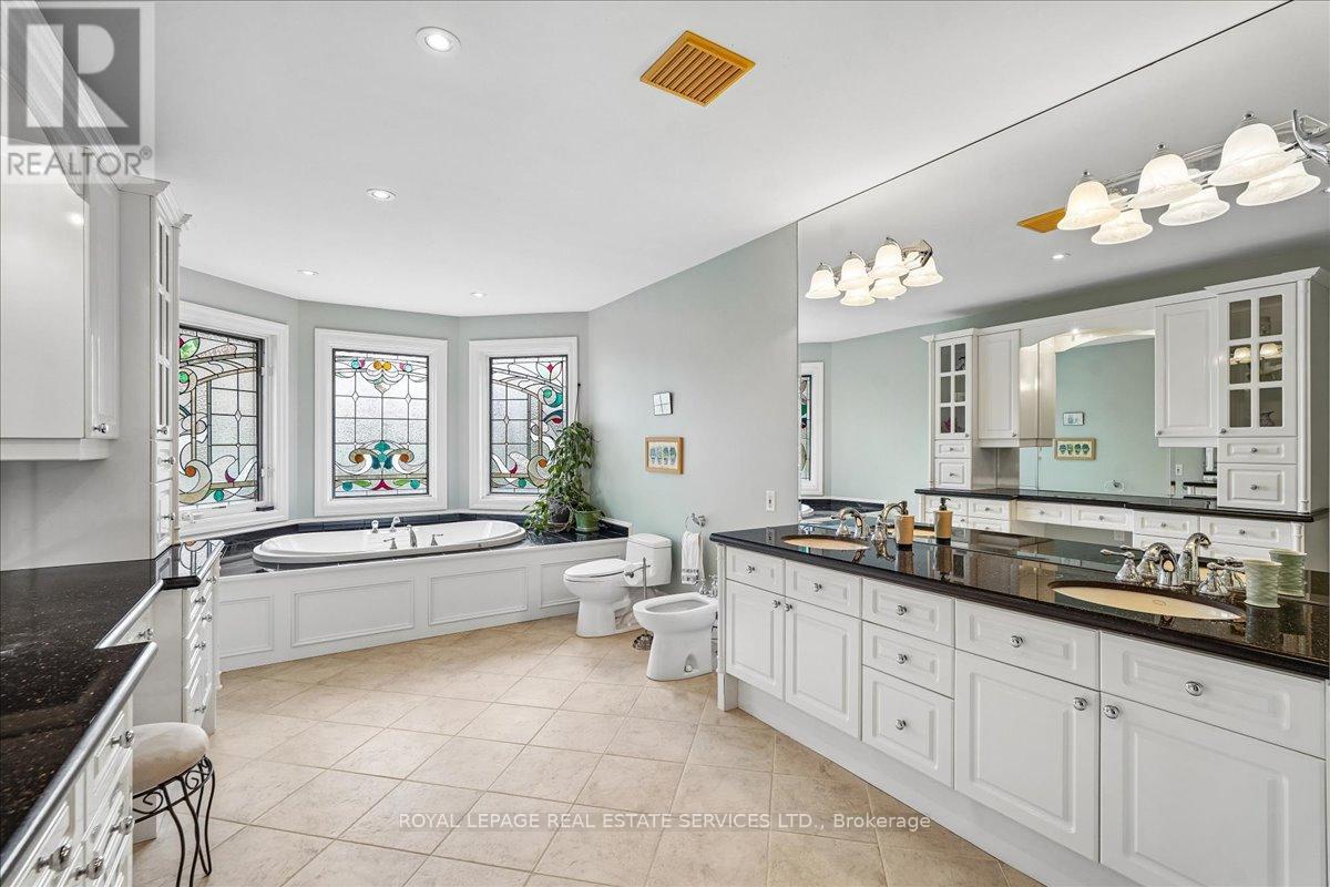 1726 THE PINES - 23