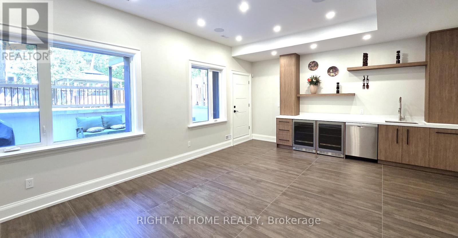 586 BROADWAY AVENUE E - 21