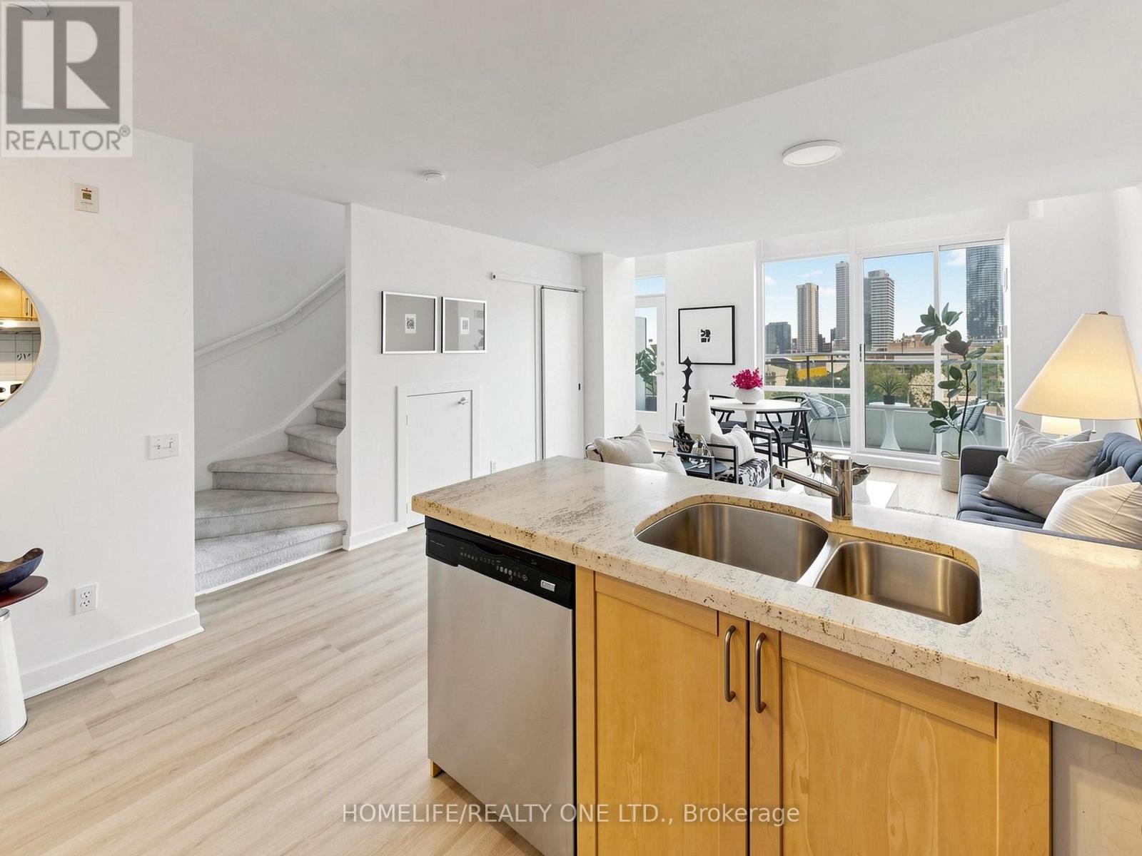 #913 77 LOMBARD STREET - 17