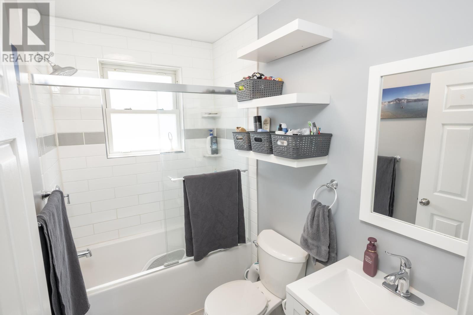 752 Leslie AVE - 27