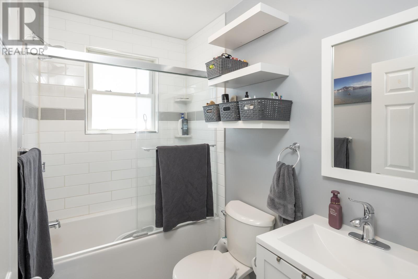 752 Leslie AVE - 26