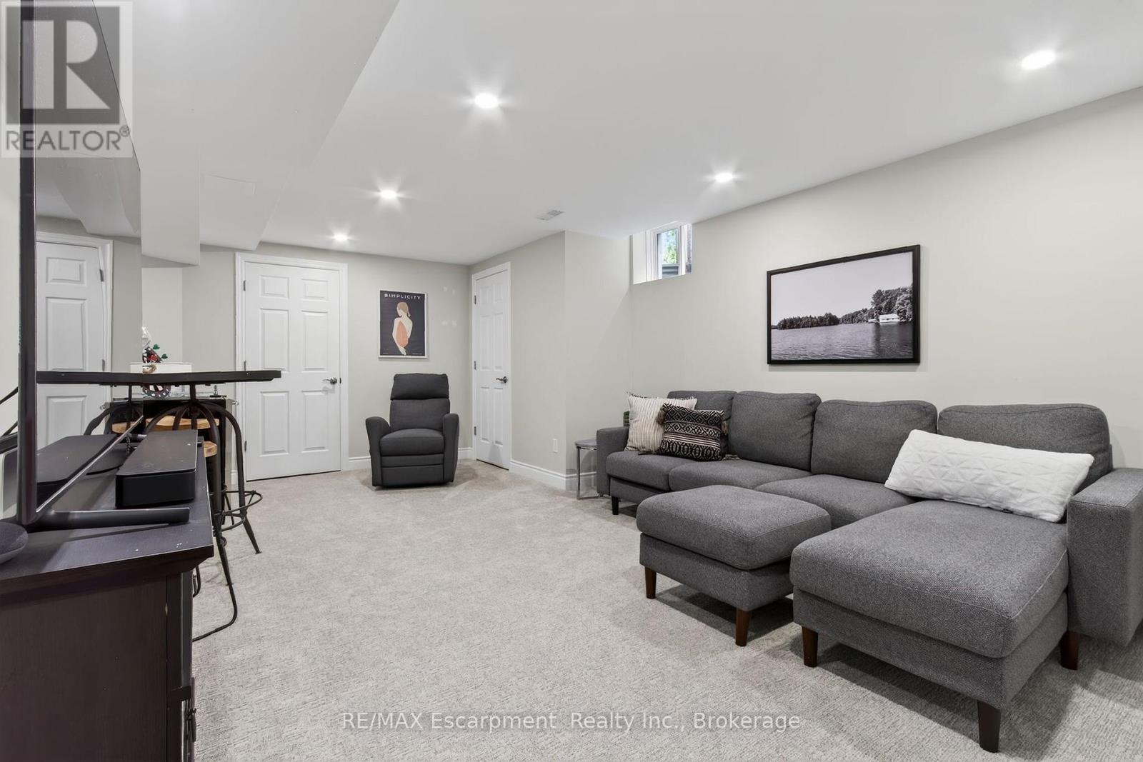 5216 GARLAND CRESCENT - 36