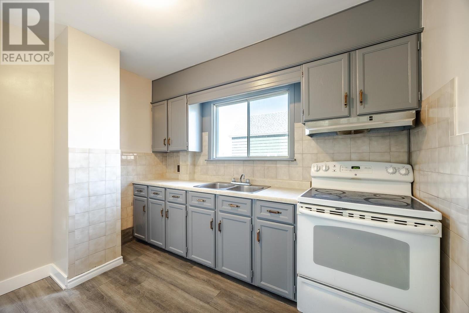 634 Portage LN - 11