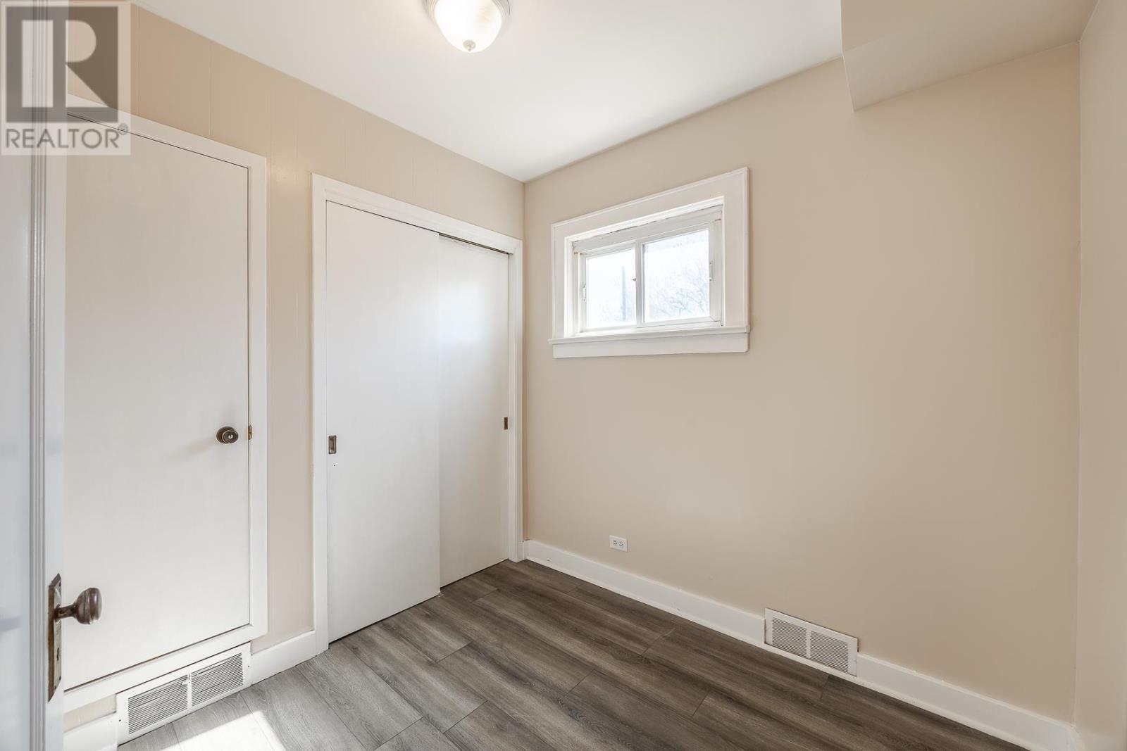 634 Portage LN - 8