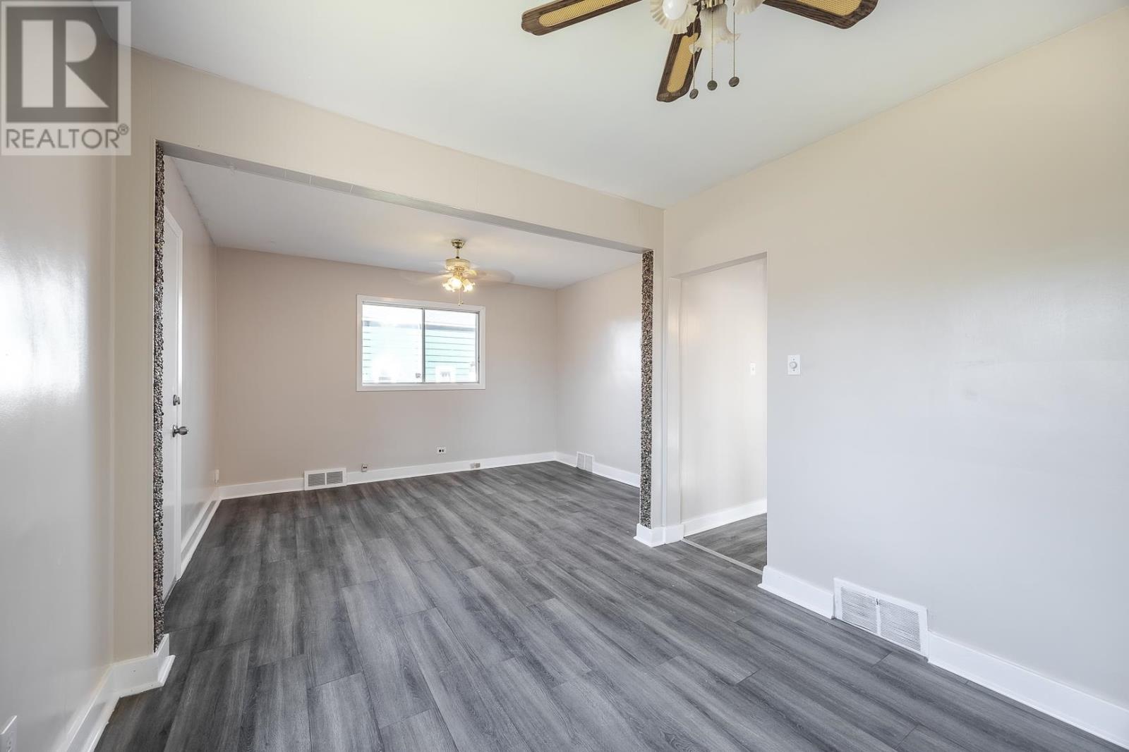 634 Portage LN - 6