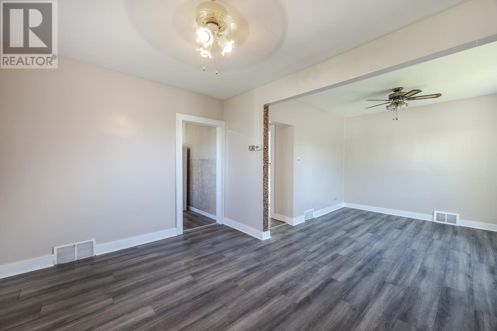 634 Portage LN - 4