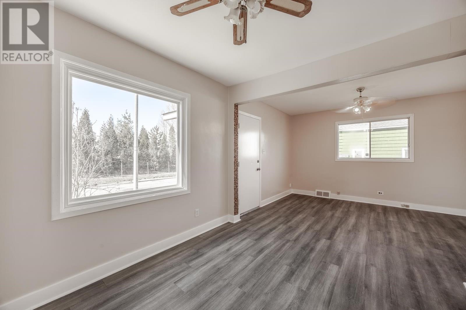 634 Portage LN - 7