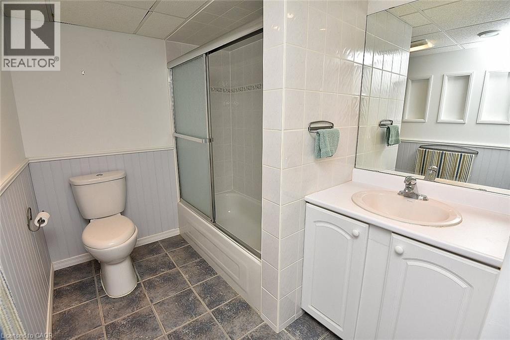 #18 60 RICE Avenue - 33