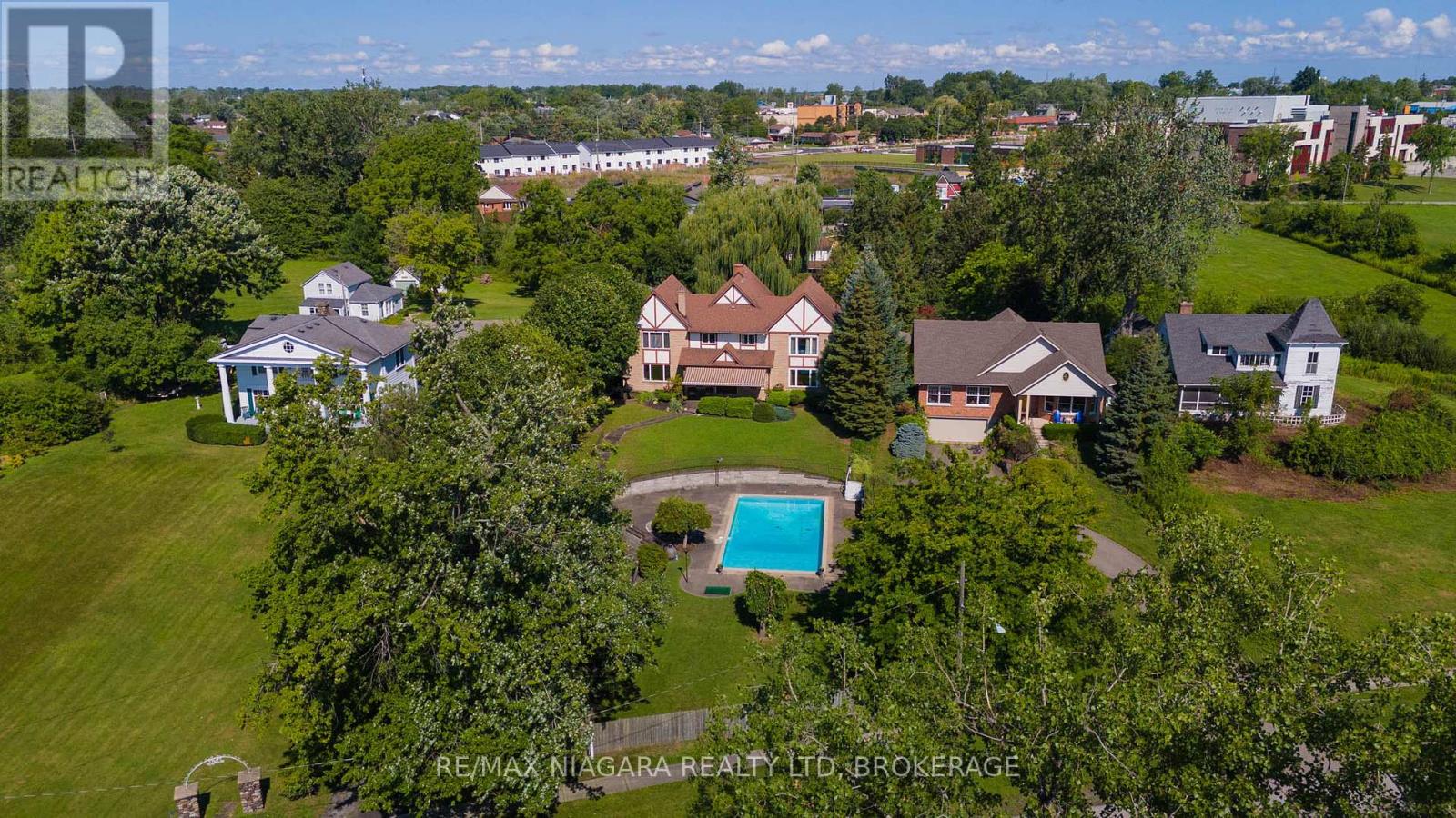 140 LAKESHORE ROAD - 24