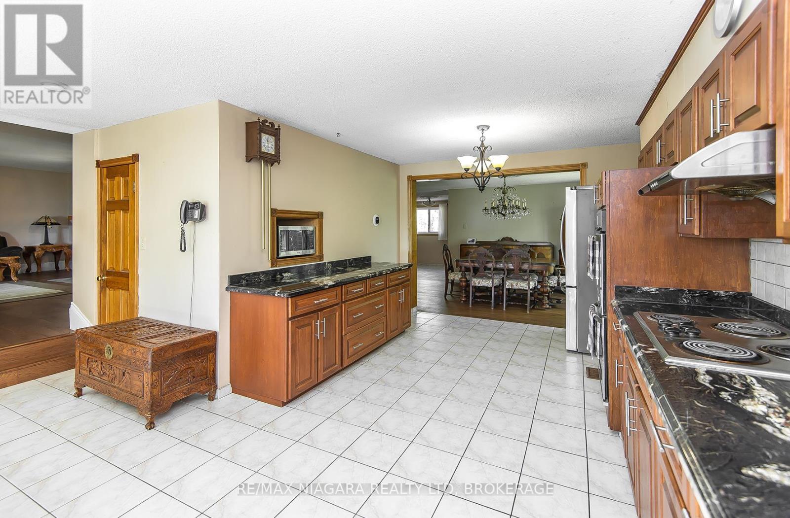140 LAKESHORE ROAD - 33