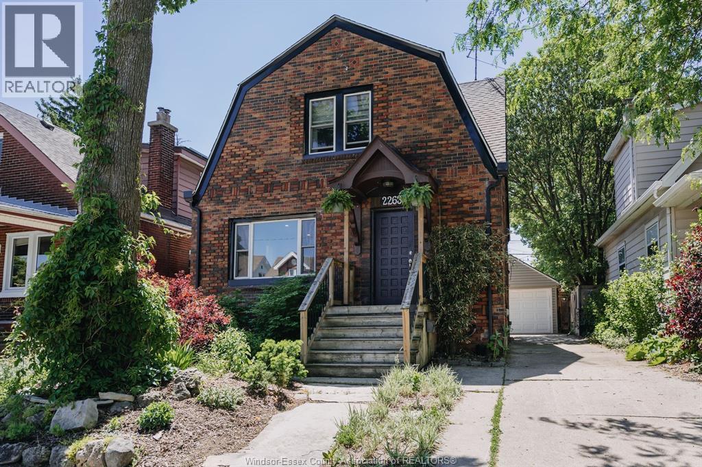 2263 Fraser AVENUE - 1