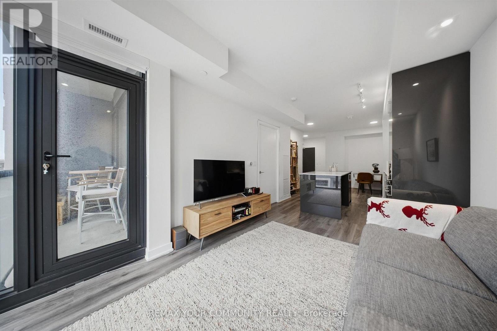 #515 840 ST CLAIR AVENUE W - 16
