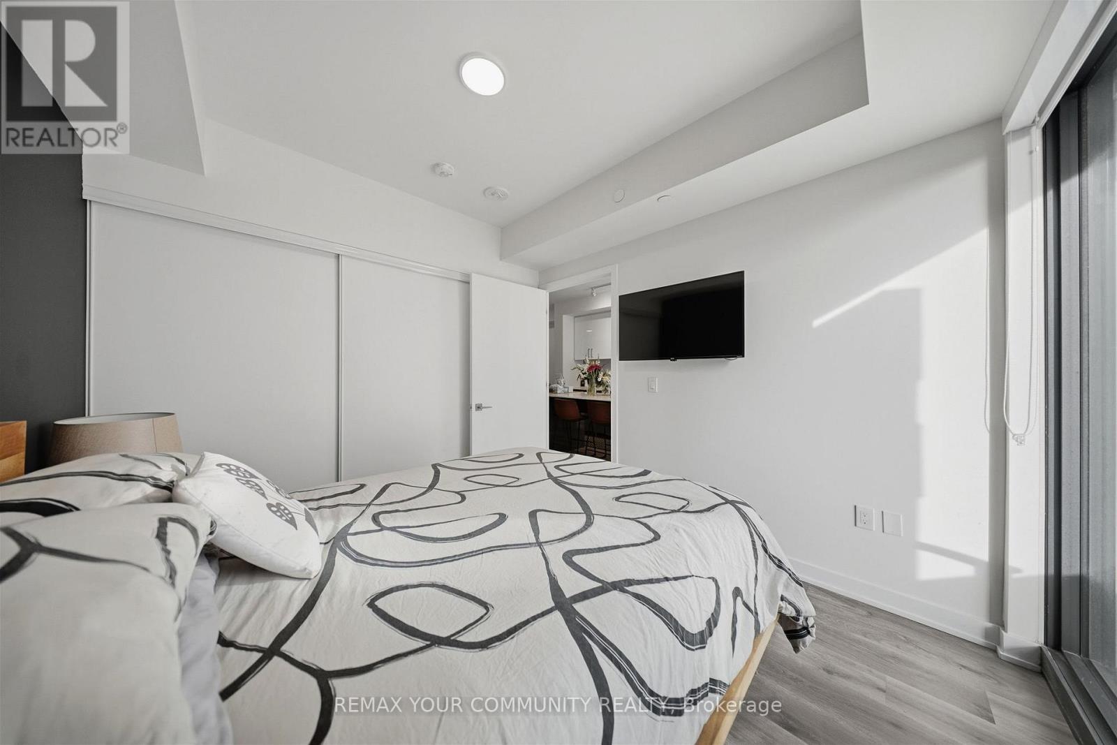 #515 840 ST CLAIR AVENUE W - 21