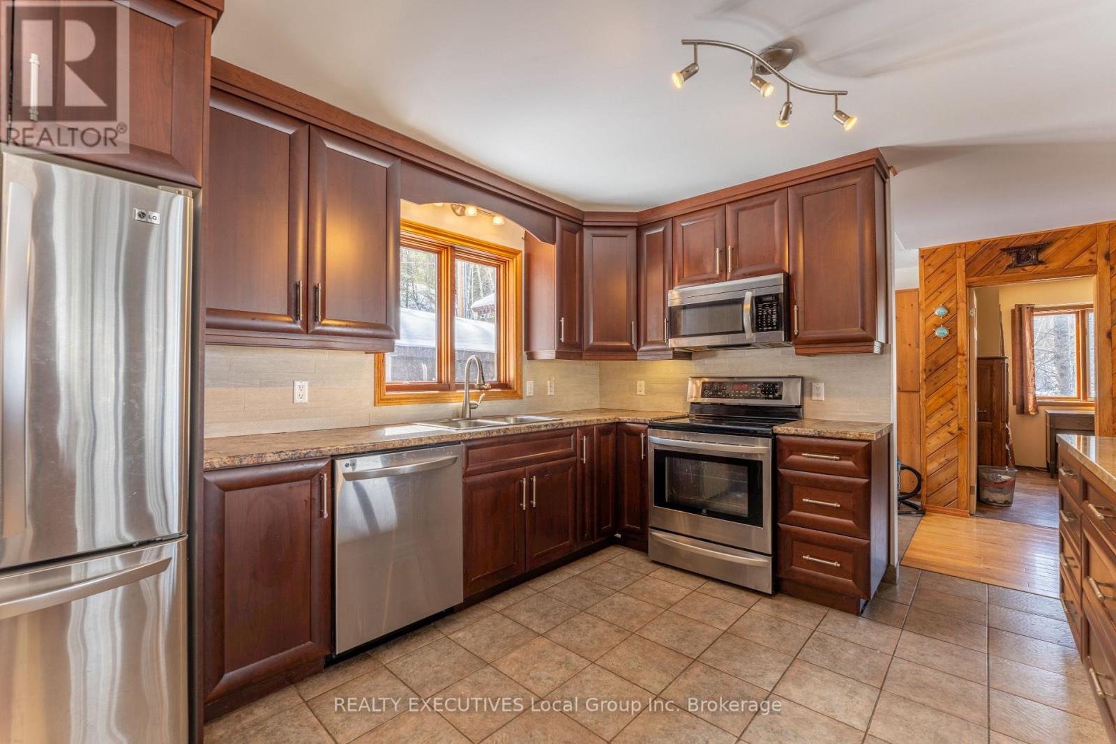410 PINECREEK CRESCENT - 16